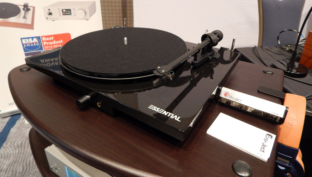 Pro-Ject Essential III HP turntable with built in Headphone Amplifier 